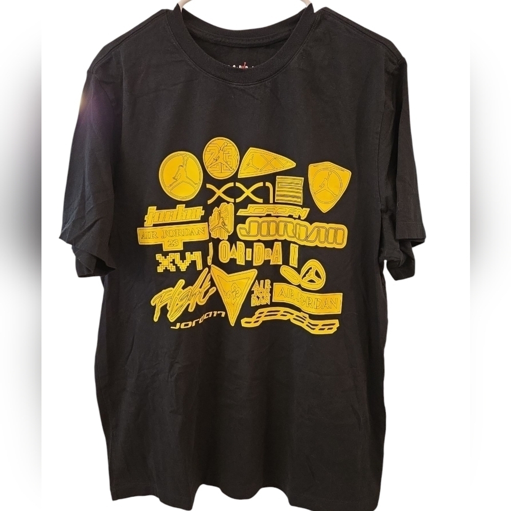 AIR JORDAN BLACK AND YELLOW GRAPHIC T- SHIRT. SIZE X-LARGE.